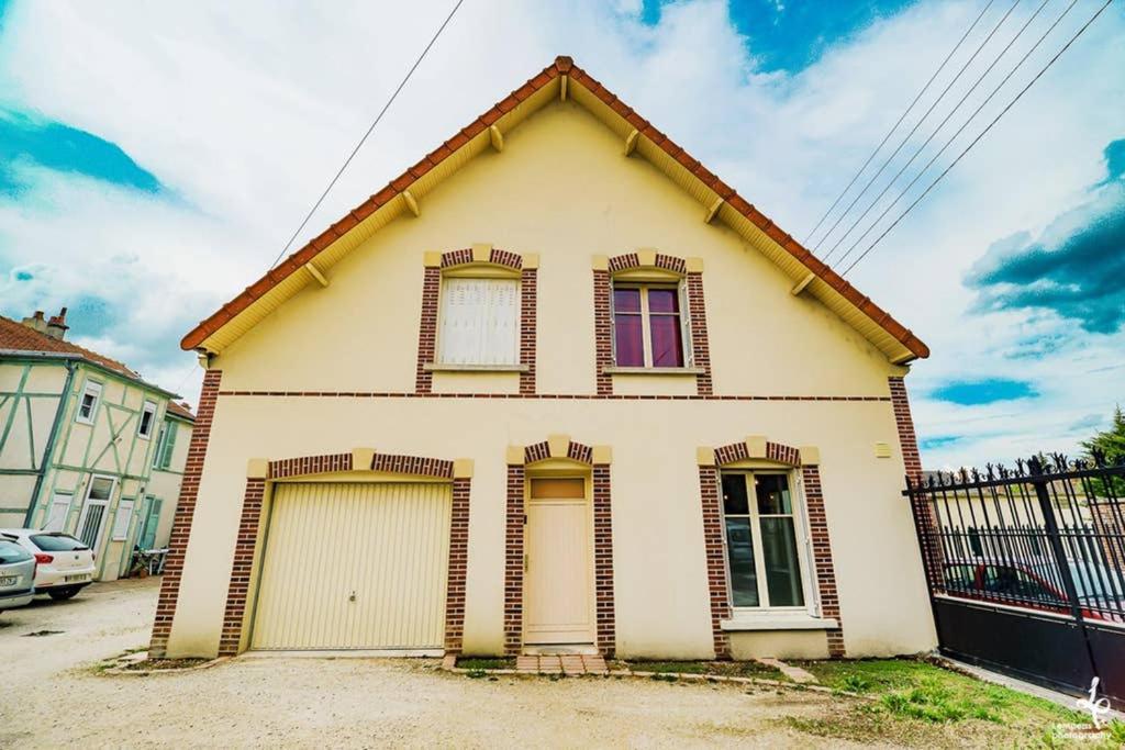Maison Piscine Interieure Et Garage Troyes Luaran gambar